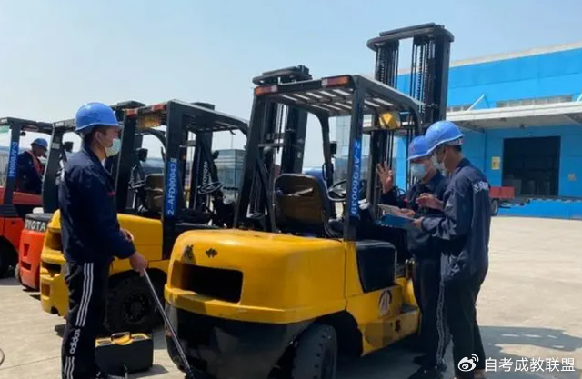 叉车证怎么考?2024年最新报考指南,轻松拿证上岗,告别无证烦恼 叉车证怎么考?2024年最新报考指南,轻松拿证上岗,告别无证烦恼